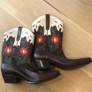 FAB! Guess cowboy boots!